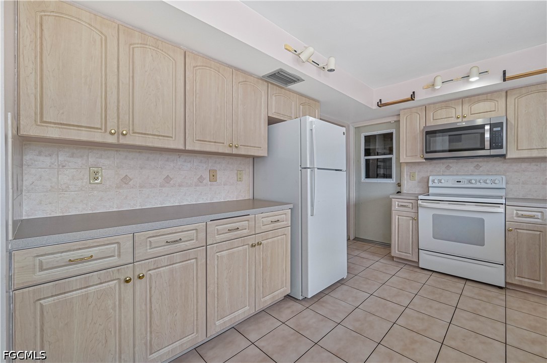 4 Bed SingleFamilyResidence for Sale in Cape Coral, photo 7