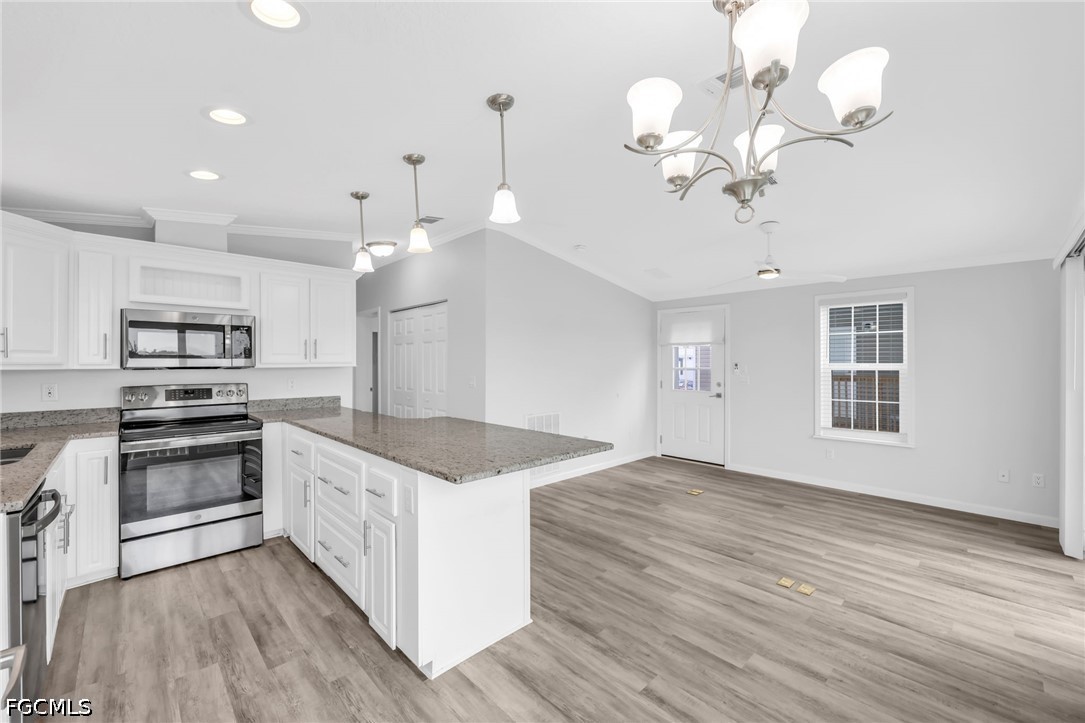 2 Bed Waterfront Home for Sale in Fort Myers, photo 7