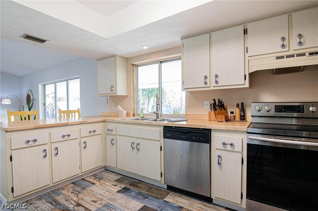3 Bed SingleFamilyResidence for Sale in Cape Coral, photo 7