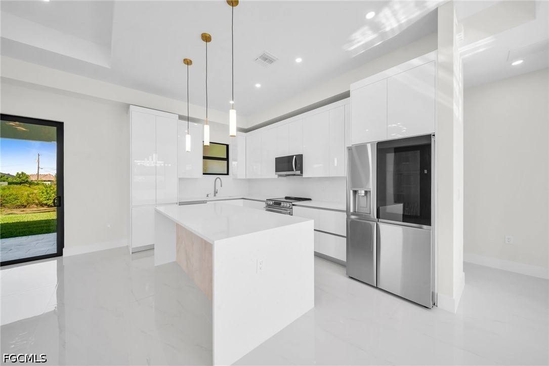 3 Bed Waterfront Home for Sale in Cape Coral, photo 7
