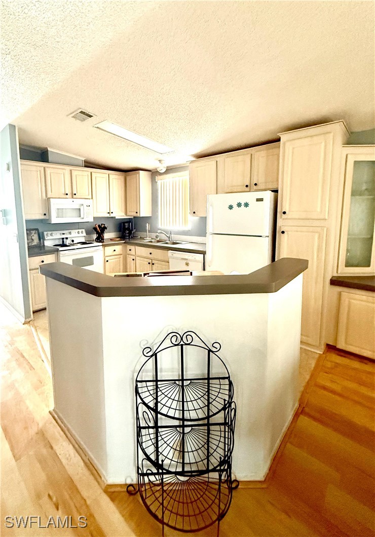 2 Bed ManufacturedHome for Sale in North Fort Myers, photo 8