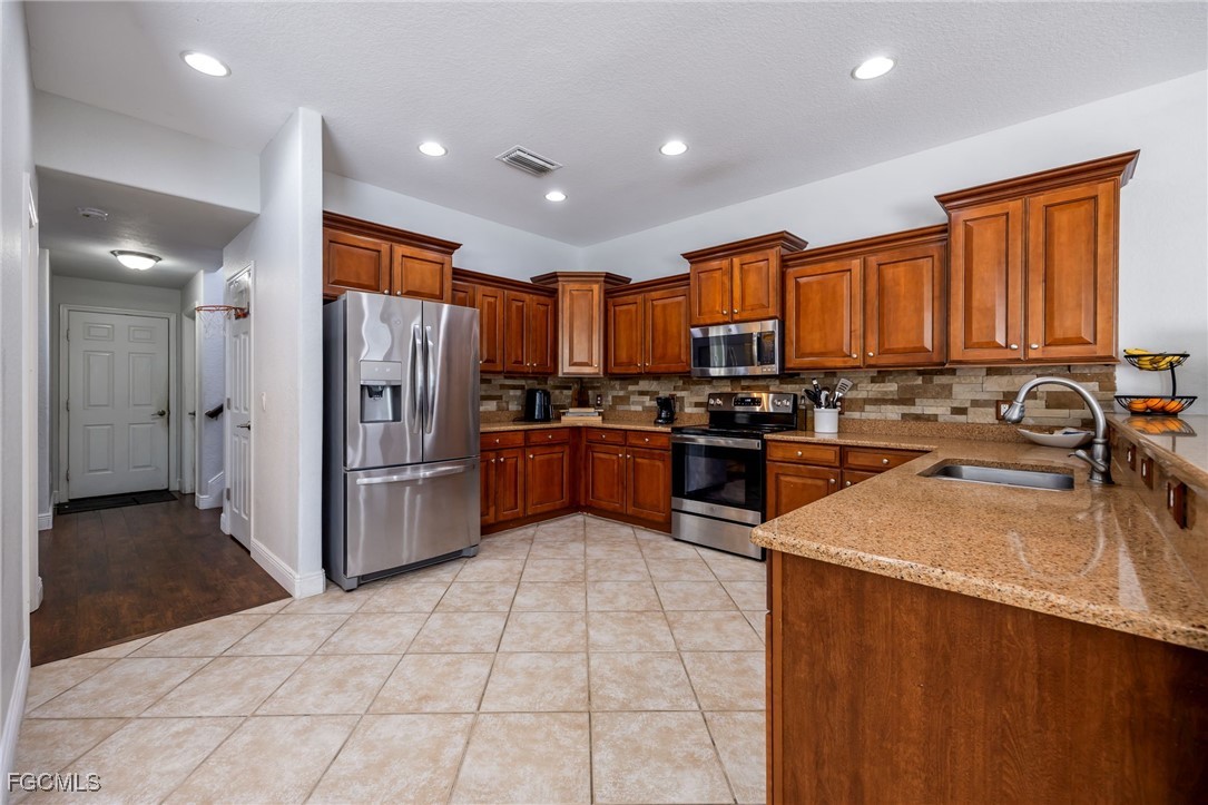 6 Bed Pool Home for Sale in Stoneybrook, photo 8