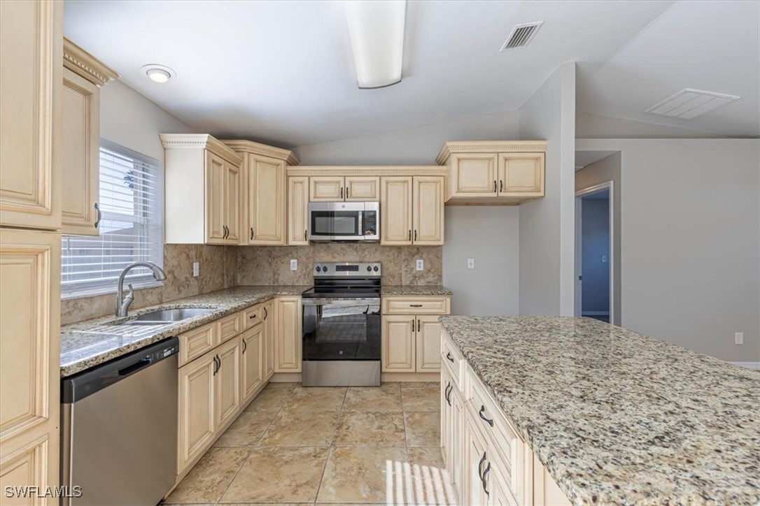 3 Bed SingleFamilyResidence for Sale in Cape Coral, photo 8