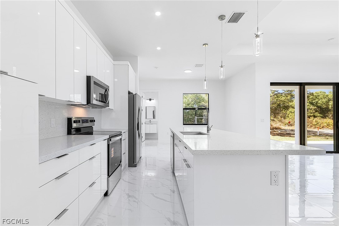 3 Bed SingleFamilyResidence for Sale in Lehigh Acres, photo 8