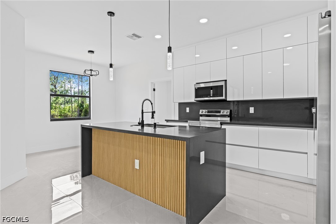 4 Bed SingleFamilyResidence for Sale in Lehigh Acres, photo 8