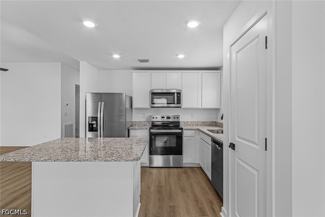 3 Bed SingleFamilyResidence for Sale in Mirror Lakes, photo 8