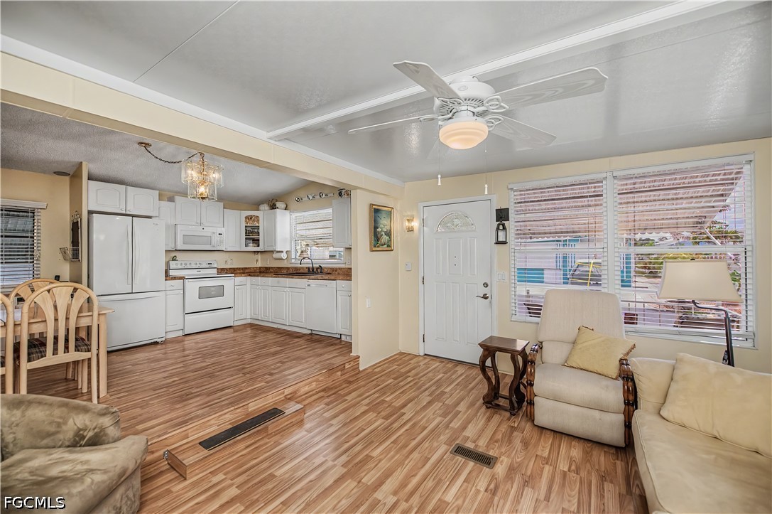 2 Bed ManufacturedHome for Sale in North Fort Myers, photo 8
