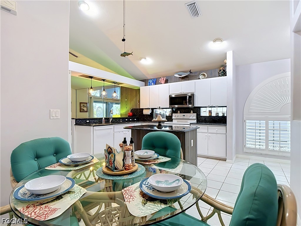 2 Bed Waterfront Home for Sale in Palm Island, photo 8