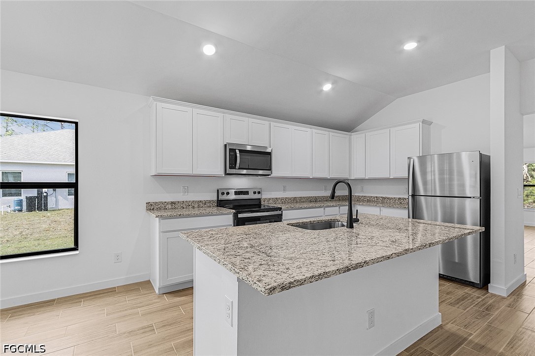 4 Bed SingleFamilyResidence for Sale in Mirror Lakes, photo 8