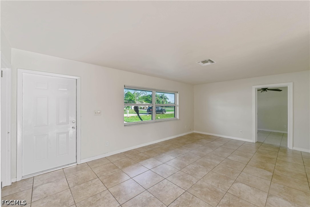 3 Bed SingleFamilyResidence for Sale in Lehigh Acres, photo 8
