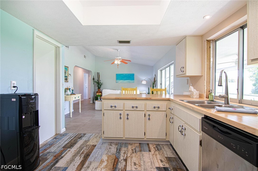 3 Bed SingleFamilyResidence for Sale in Cape Coral, photo 8