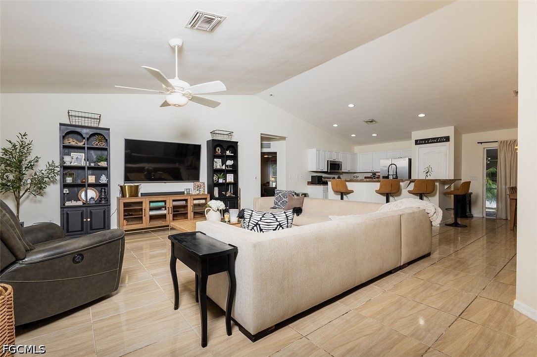 3 Bed SingleFamilyResidence for Sale in Mirror Lakes, photo 8