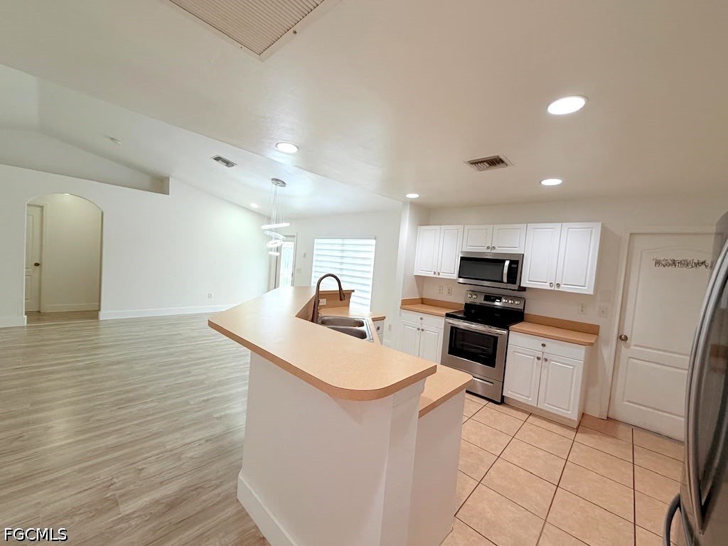 3 Bed SingleFamilyResidence for Sale in Cape Coral, photo 8