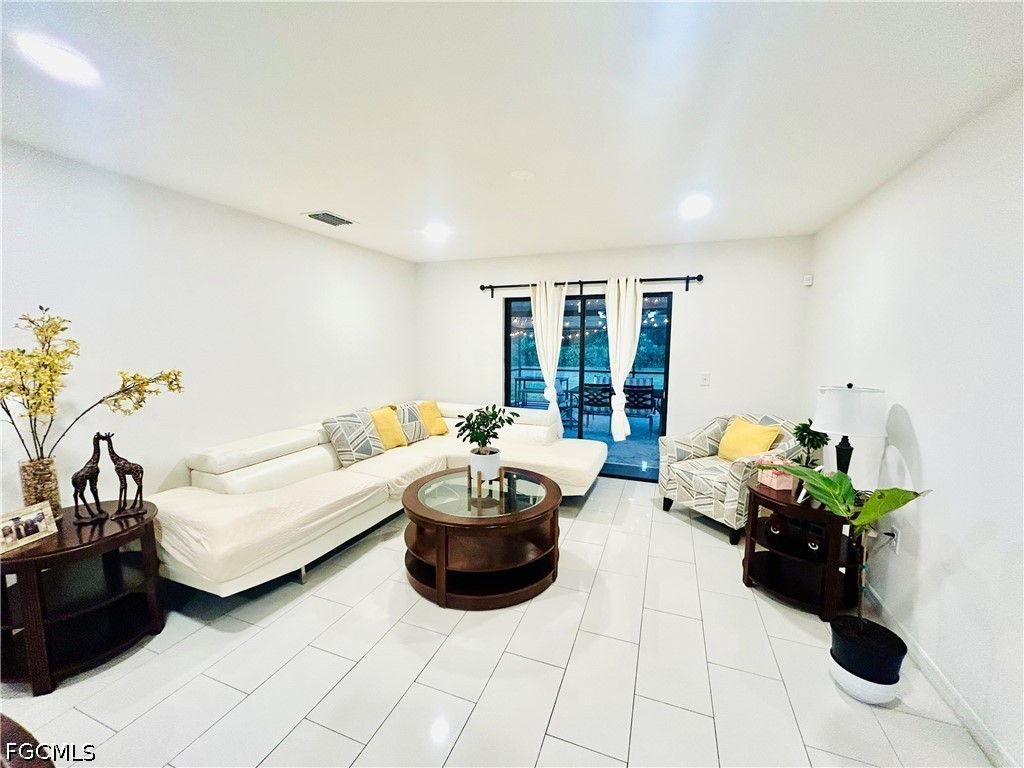 3 Bed SingleFamilyResidence for Sale in Shadow Lakes, photo 8