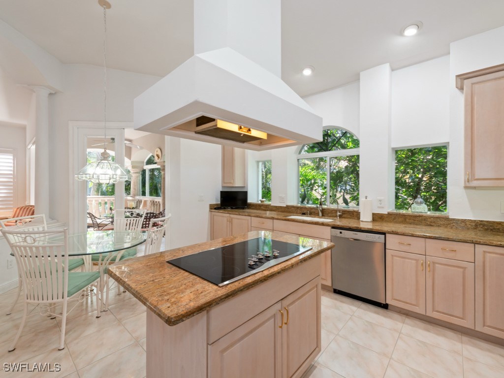 2 Bed Attached for Sale in Naples, photo 9