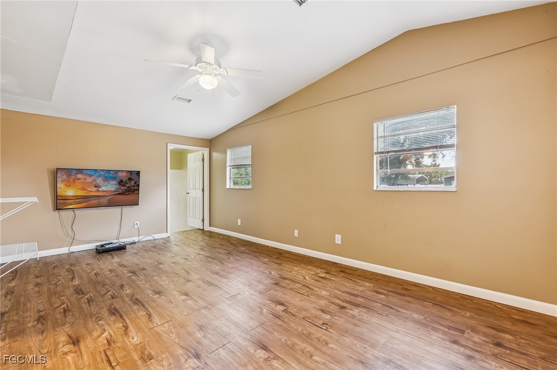 2 Bed SingleFamilyResidence for Sale in Fort Myers, photo 9
