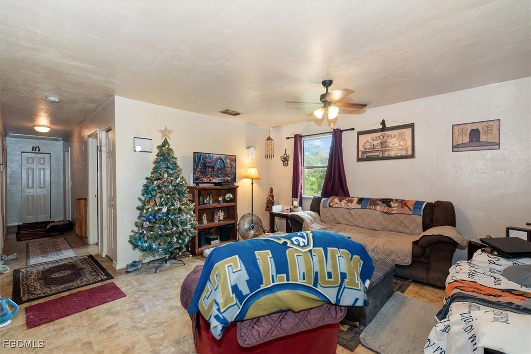 3 Bed SingleFamilyResidence for Sale in Lehigh Acres, photo 9