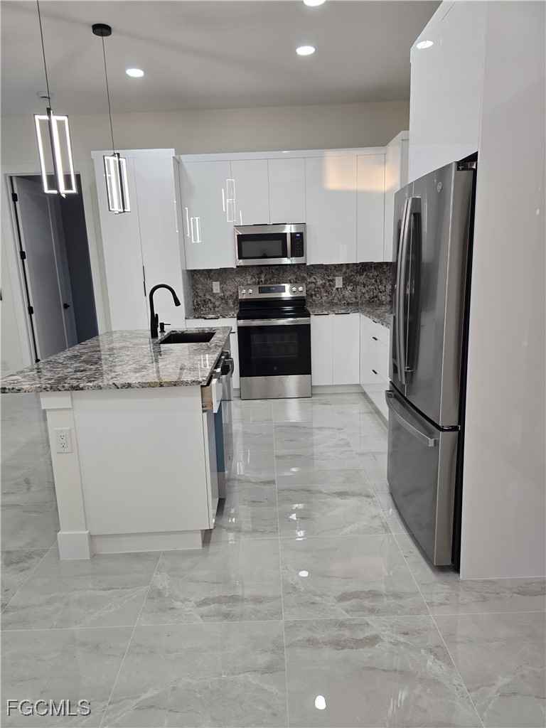 3 Bed SingleFamilyResidence for Sale in Lehigh Acres, photo 9