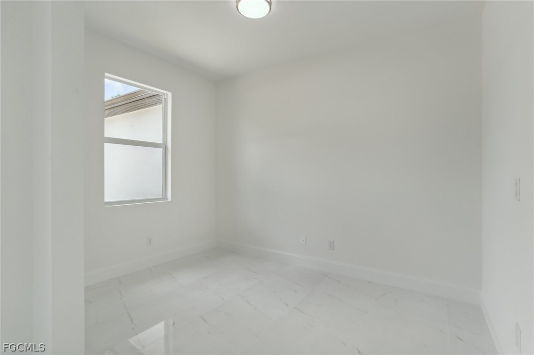3 Bed SingleFamilyResidence for Sale in Lehigh Acres, photo 9