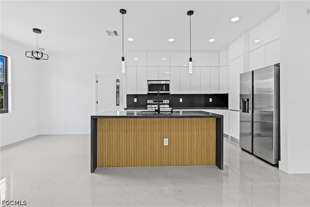 4 Bed SingleFamilyResidence for Sale in Lehigh Acres, photo 9