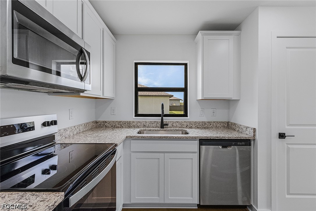 3 Bed SingleFamilyResidence for Sale in Mirror Lakes, photo 9