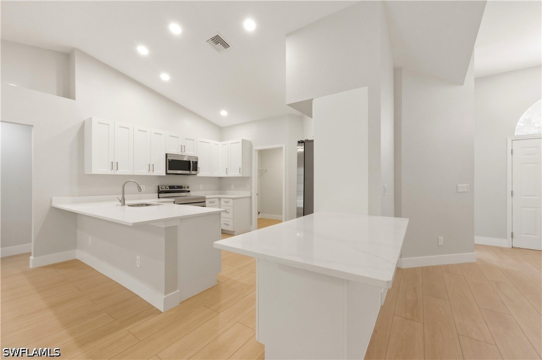 3 Bed SingleFamilyResidence for Sale in Naples, photo 9