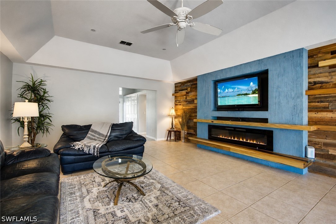3 Bed SingleFamilyResidence for Sale in Naples, photo 9