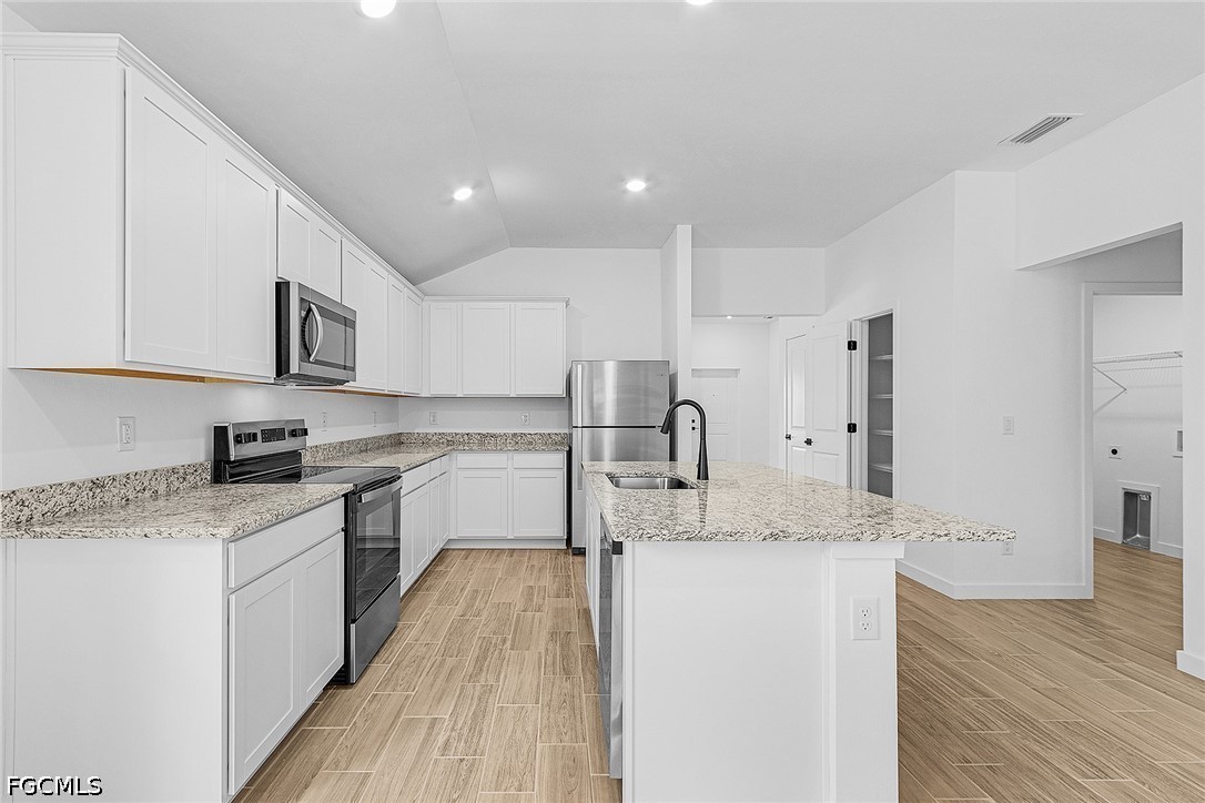 4 Bed SingleFamilyResidence for Sale in Mirror Lakes, photo 9