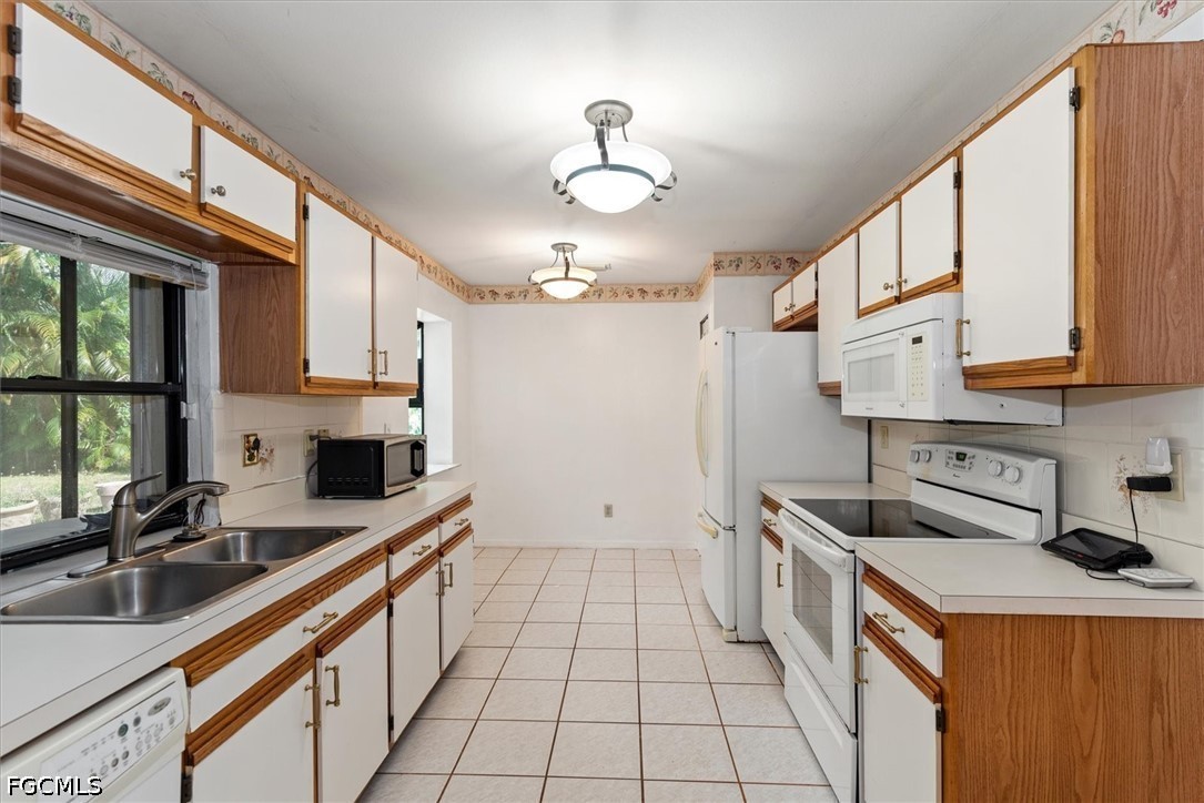3 Bed SingleFamilyResidence for Sale in Cape Coral, photo 9