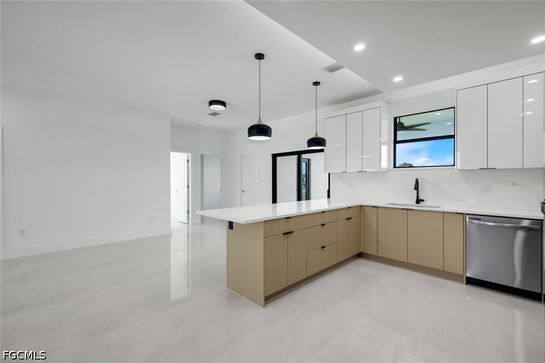 4 Bed SingleFamilyResidence for Sale in Cape Coral, photo 9