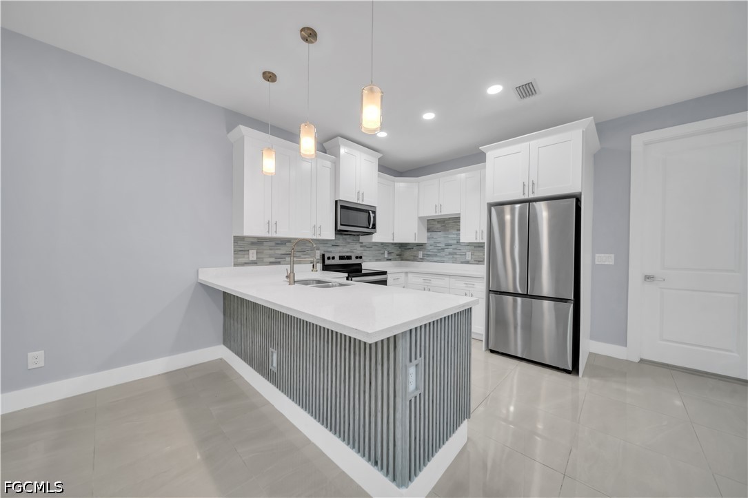3 Bed SingleFamilyResidence for Sale in Lehigh Acres, photo 9