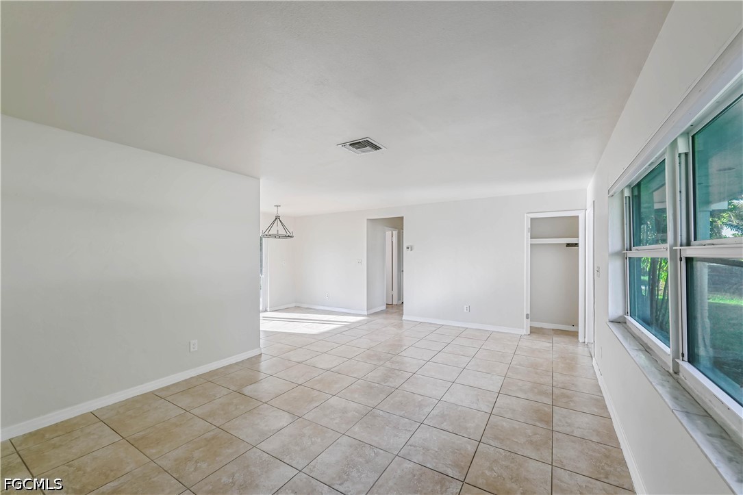 3 Bed SingleFamilyResidence for Sale in Lehigh Acres, photo 9