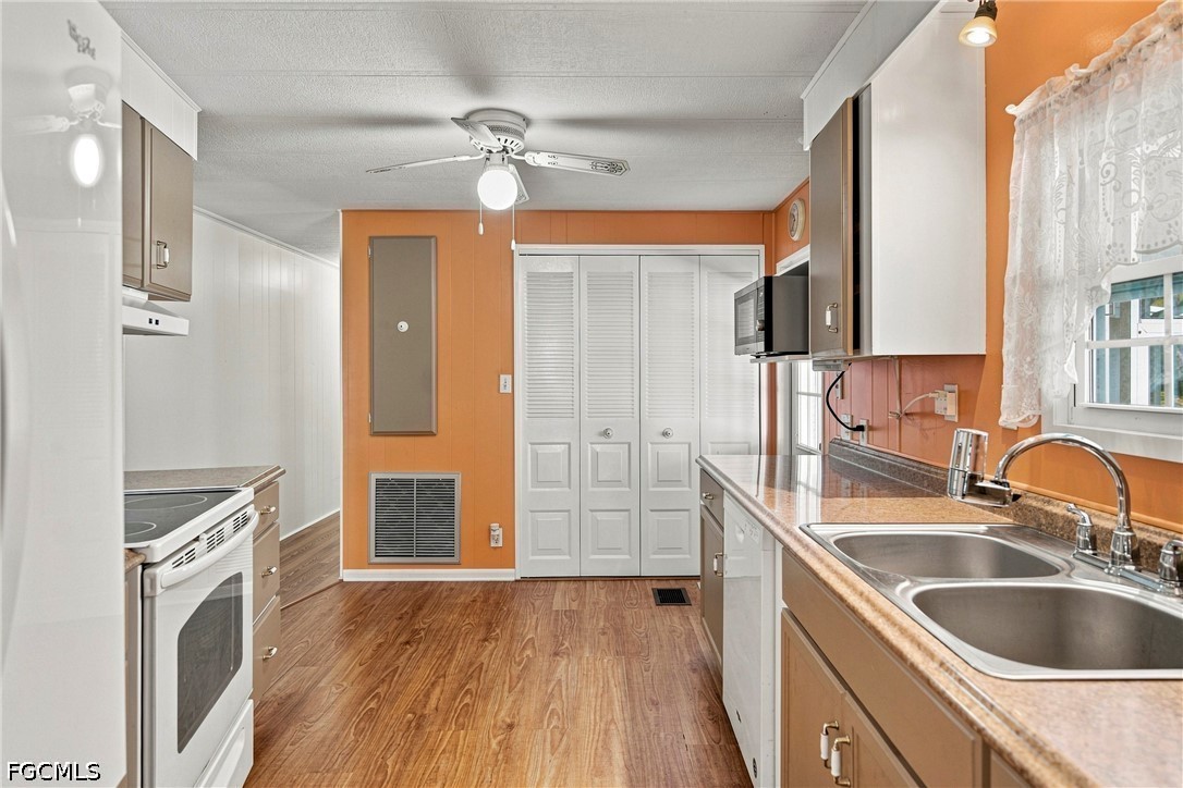 3 Bed ManufacturedHome for Sale in Carriage Village, photo 9