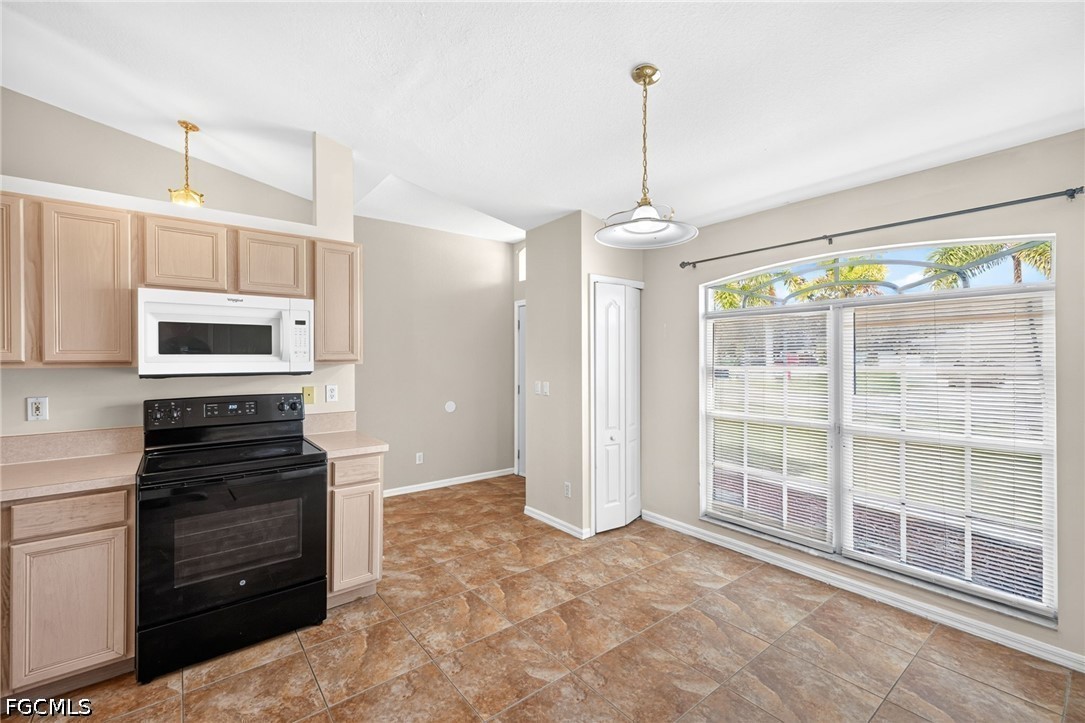 3 Bed SingleFamilyResidence for Sale in Cape Coral, photo 9