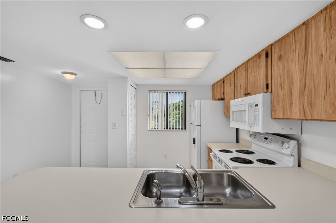 2 Bed Condominium for Sale in Fort Myers, photo 9
