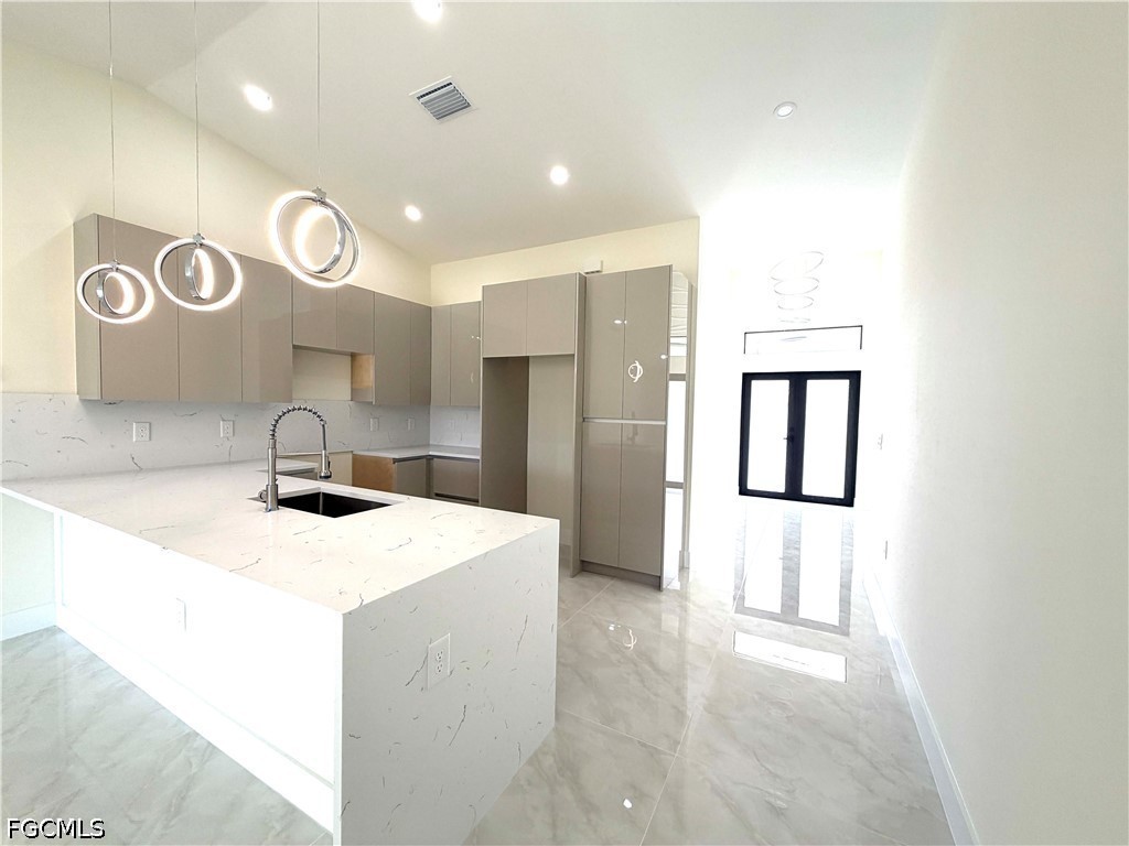 3 Bed SingleFamilyResidence for Sale in Lehigh Acres, photo 9