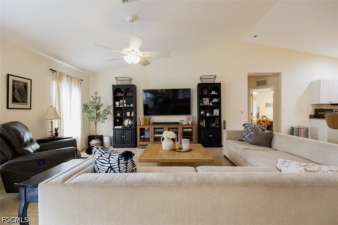 3 Bed SingleFamilyResidence for Sale in Mirror Lakes, photo 9