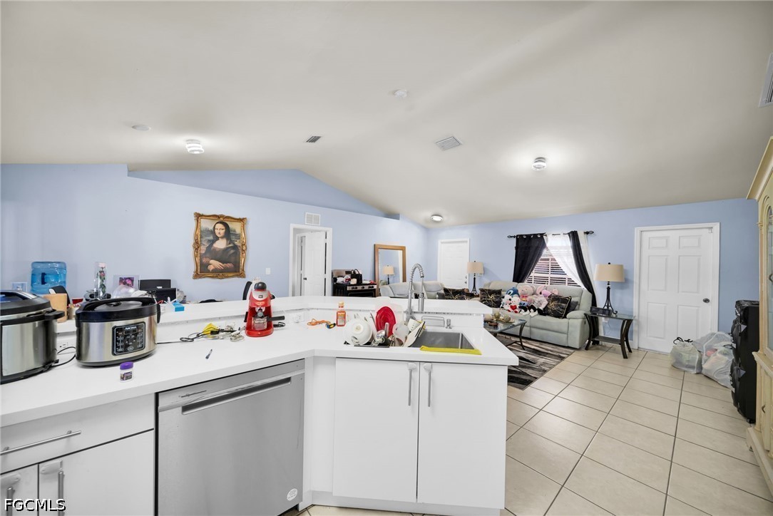 3 Bed SingleFamilyResidence for Sale in Lehigh Acres, photo 9