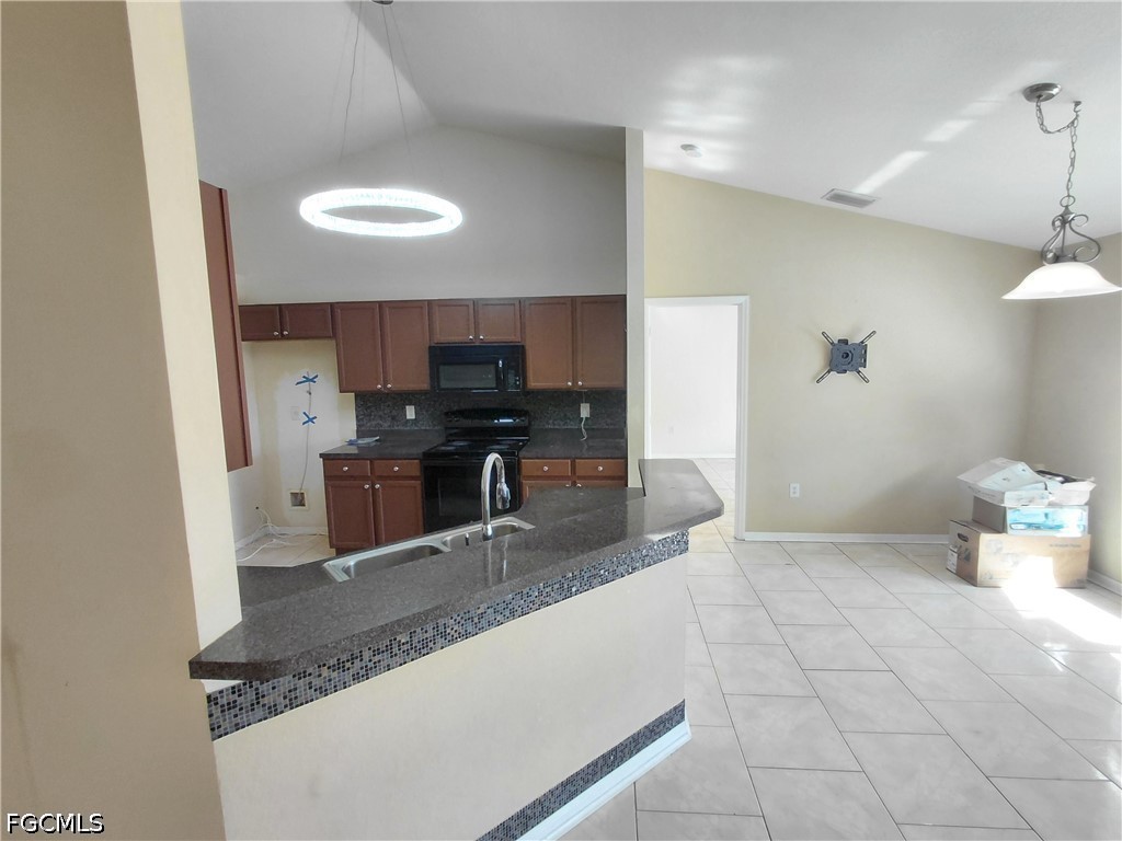 3 Bed Pool Home for Sale in Cape Coral, photo 9
