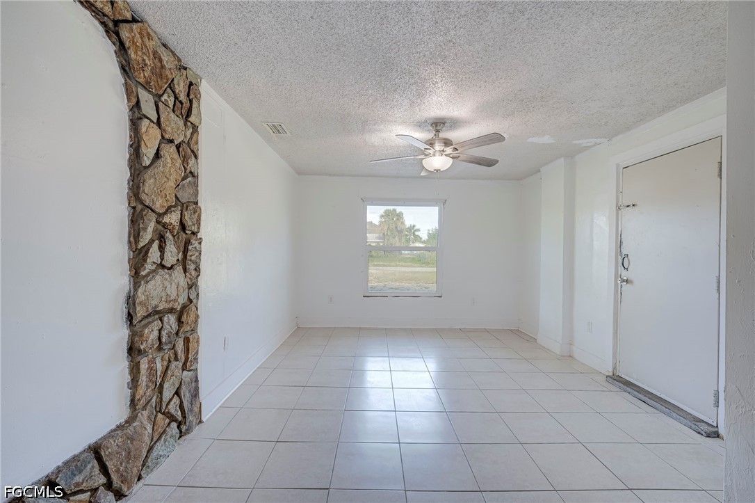 3 Bed SingleFamilyResidence for Sale in Travis Subd, photo 9
