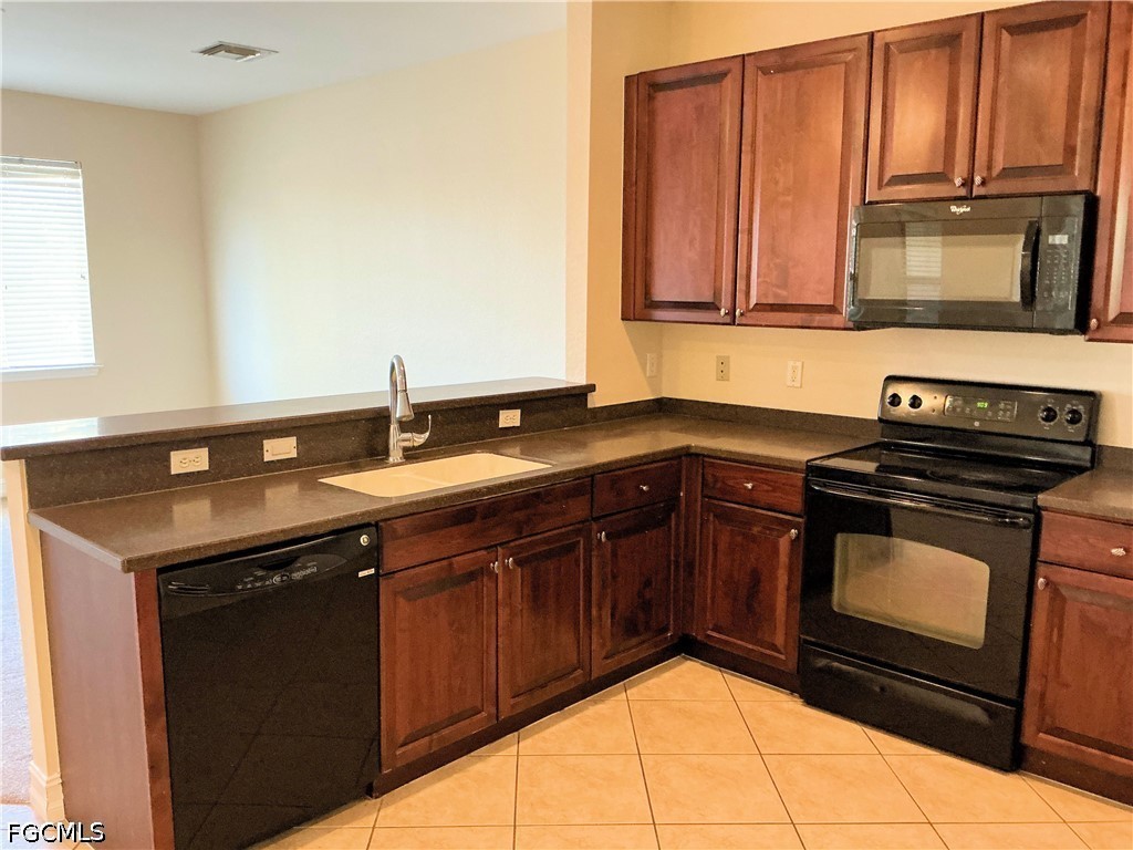 4 Bed SingleFamilyResidence for Sale in Cape Coral, photo 9