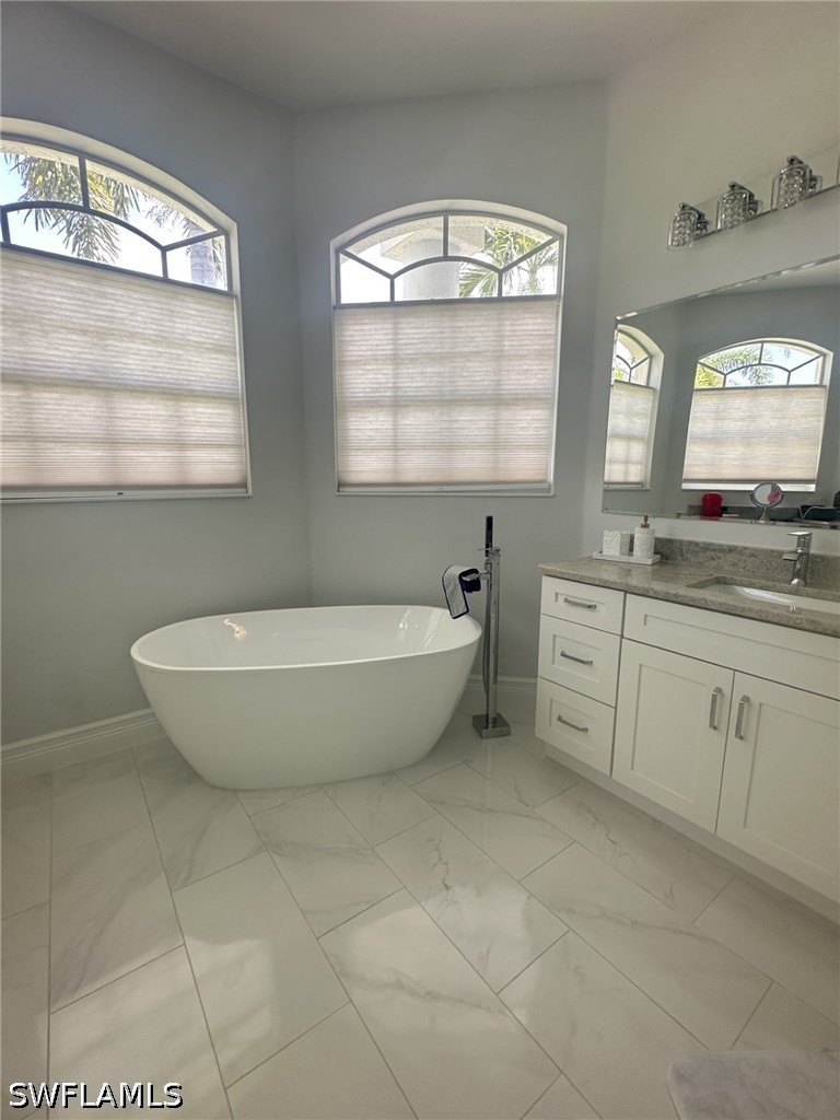 3 Bed SingleFamilyResidence for Sale in Fort Myers, photo 9