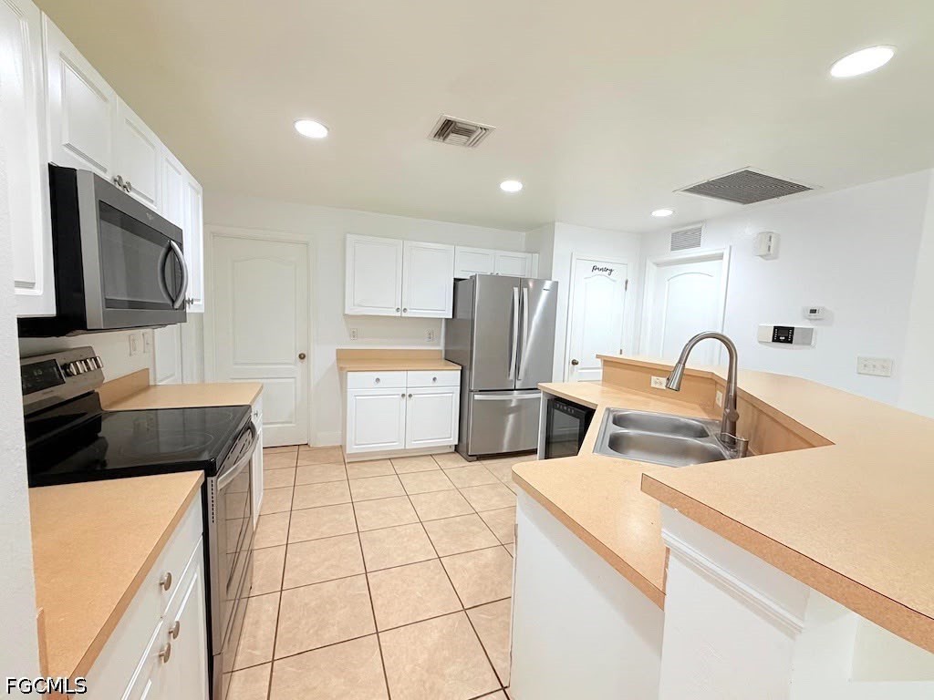 3 Bed SingleFamilyResidence for Sale in Cape Coral, photo 9