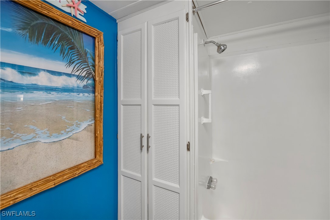 1 Bed Waterfront Home for Sale in North Fort Myers, photo 10