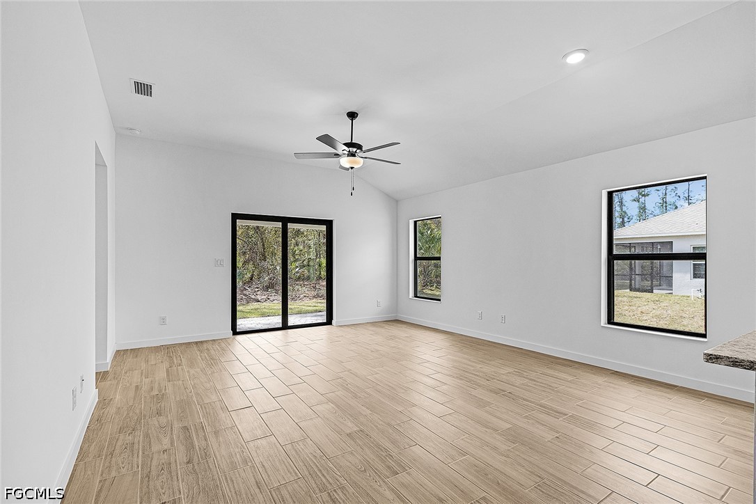 4 Bed SingleFamilyResidence for Sale in Mirror Lakes, photo 10