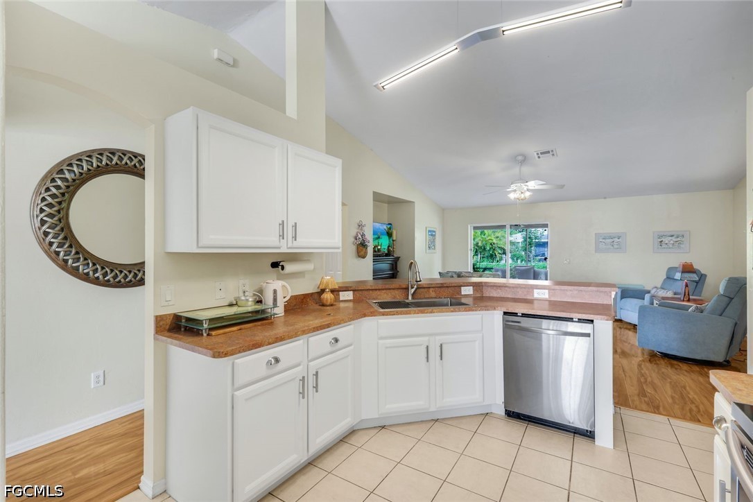 3 Bed SingleFamilyResidence for Sale in Cape Coral, photo 10