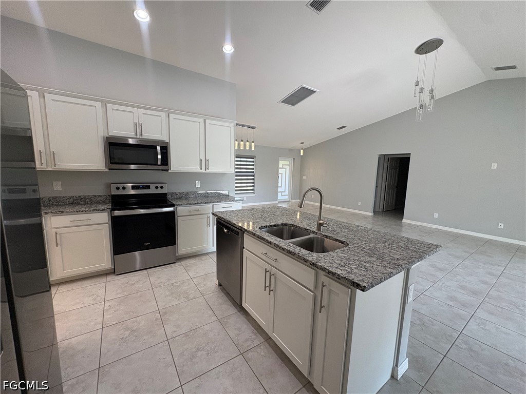 3 Bed SingleFamilyResidence for Sale in Cape Coral, photo 10