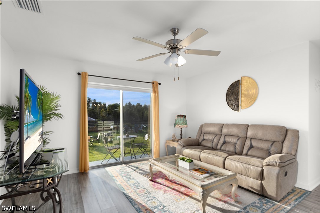 3 Bed SingleFamilyResidence for Sale in Mirror Lakes, photo 10