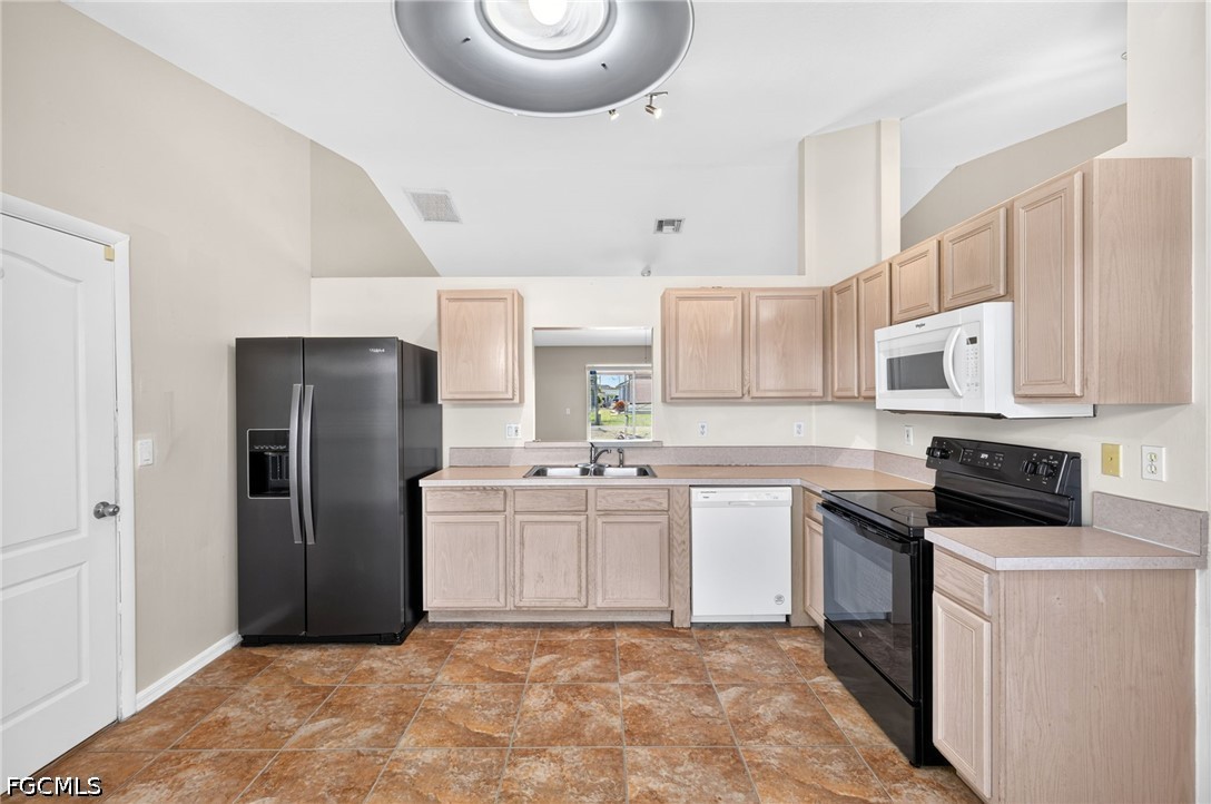 3 Bed SingleFamilyResidence for Sale in Cape Coral, photo 10