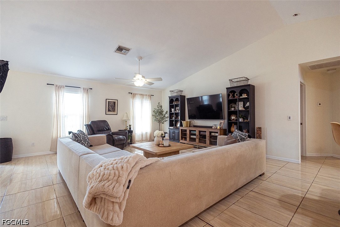 3 Bed SingleFamilyResidence for Sale in Mirror Lakes, photo 10